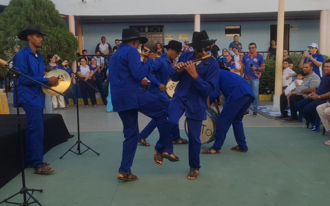 Banda Cabaçal dos Irmãos Aniceto encerra evento da escola Modelo