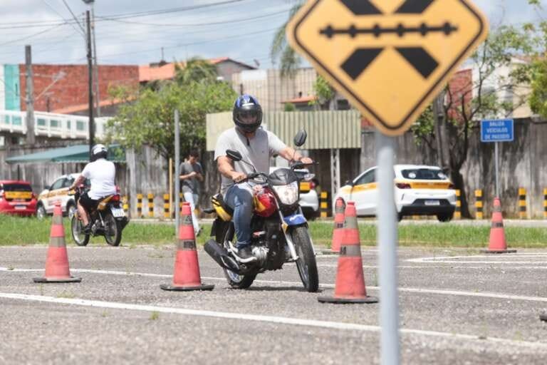 Programa CNH Popular lança 35 mil vagas para carteiras de motorista gratuitas e três mil vagas para estudantes de graduação e ensino técnico