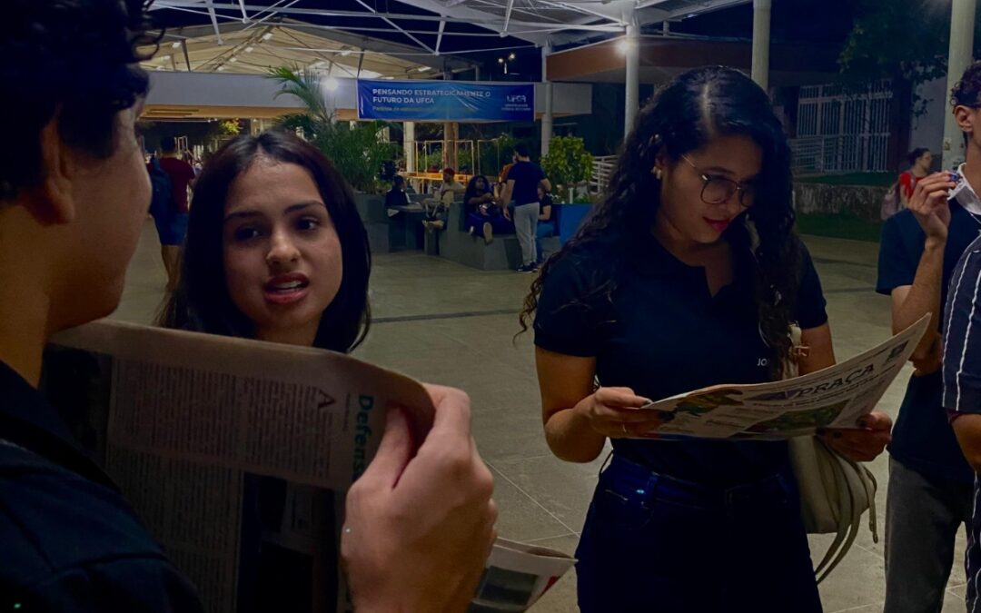 Jovens jornalistas da UFCA exploram jornal A Praça e a comunicação na Região Centro-Sul