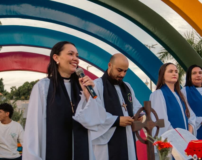 Igreja Anglicana celebra Santa Ceia na Praça da Criança