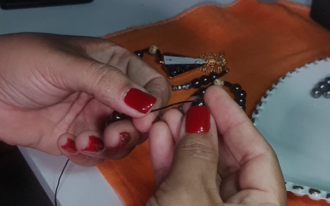 Empreendedora investe na personalização de pulseira e terços religiosos