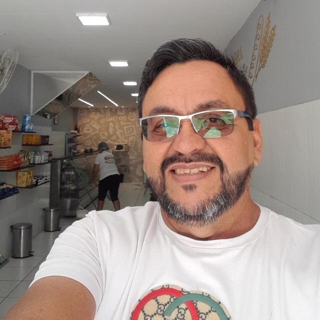 Cantor Pedrinho Moéda virou comerciante, mas segue na música