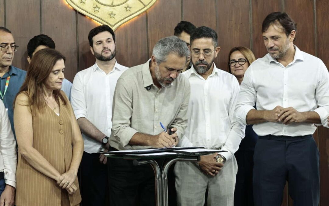 Governador Elmano de Freitas autoriza concurso público para dois mil cargos de professores da rede estadual e sanciona reajuste da categoria