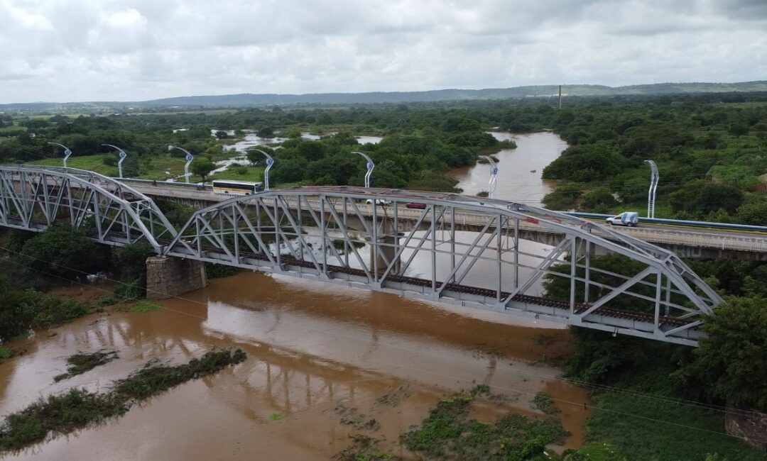 Cheia do Jaguaribe transforma cenário e atrai moradores em Iguatu