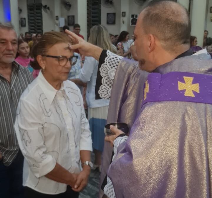 Catedral lotada de fies durante a celebração das Cinzas