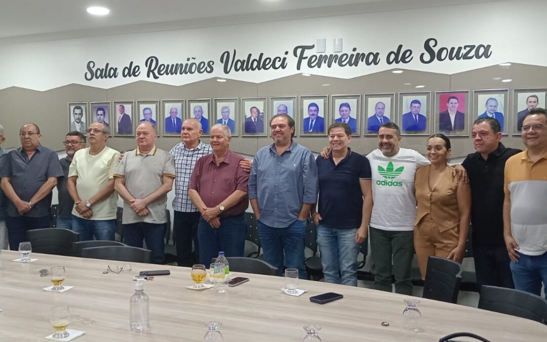 Diretores da CDL reunidos para prestação de contas e posse de novo diretor patrimonial