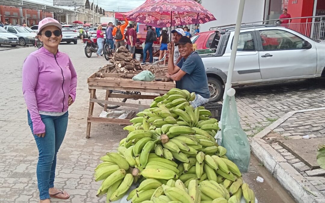 Feira livre atrai consumidores dos insumos da Semana Santa