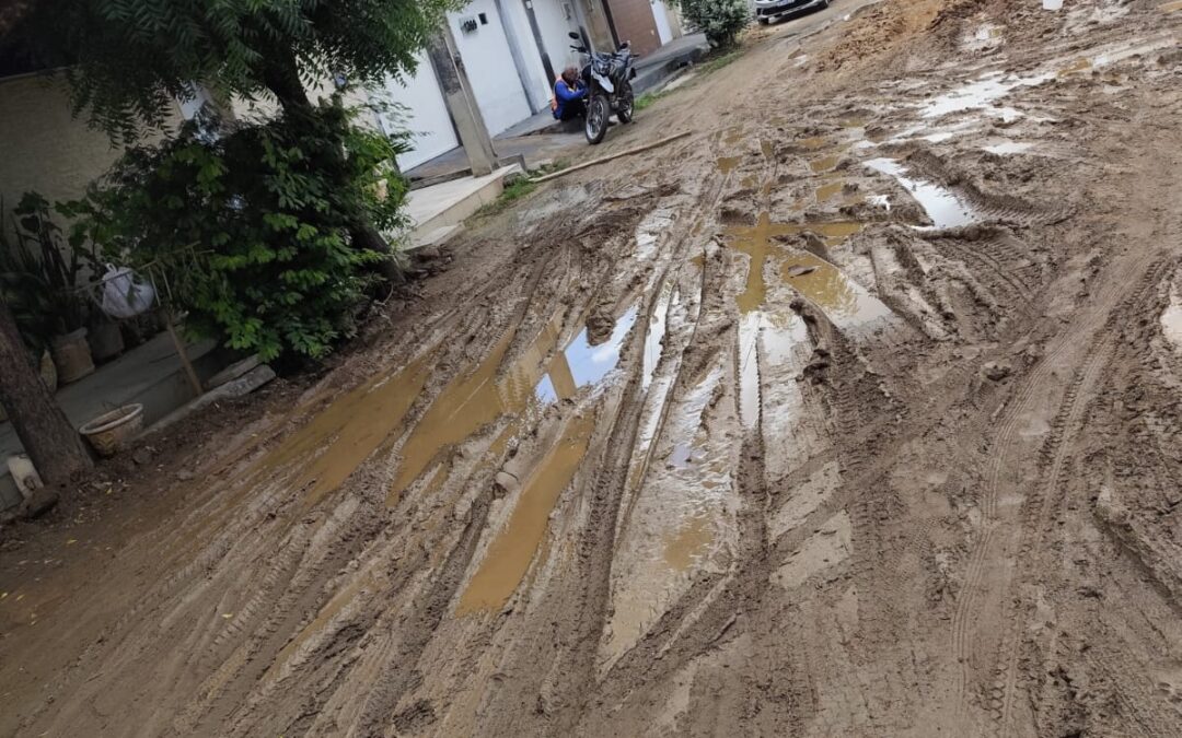Moradores da Rua Mundin Teixeira no Altiplano convivem com lama e água estagnada