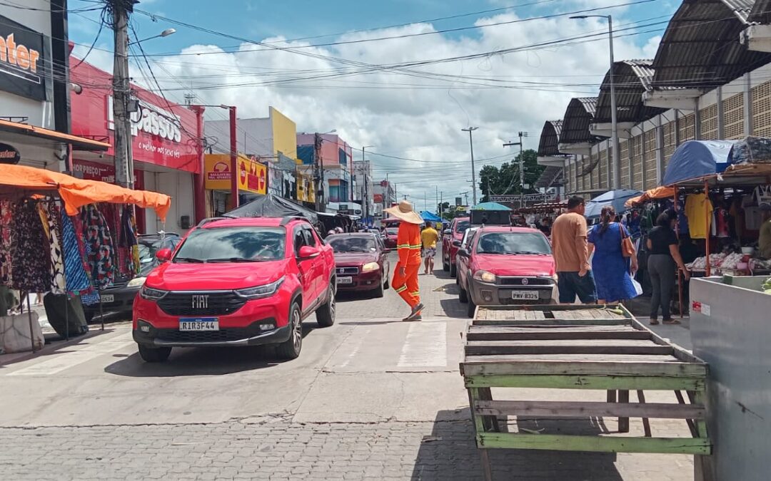 Feirantes denunciam fluxo de veículos na Av. Agenor Araújo aos sábados