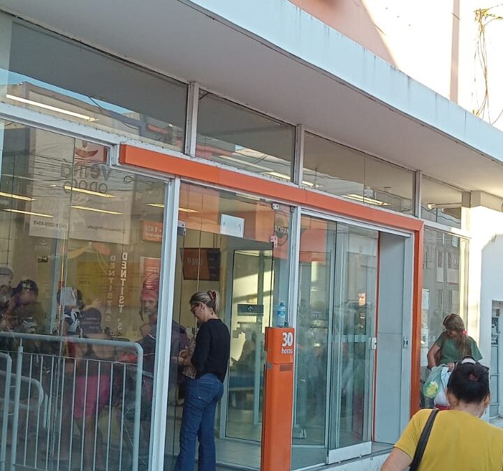 Clientes reclamam demora no atendimento do banco Itaú