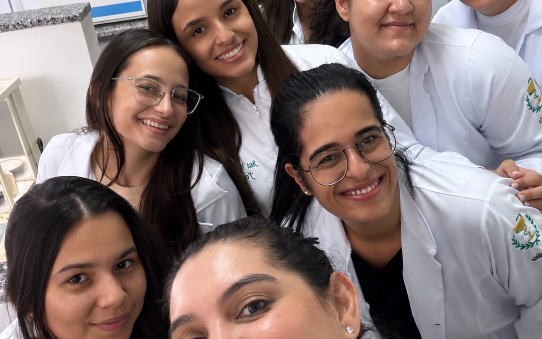 Alunas do curso de Farmácia da FASC desenvolvem pesquisa sobre uso racional de medicamentos e descarte responsável