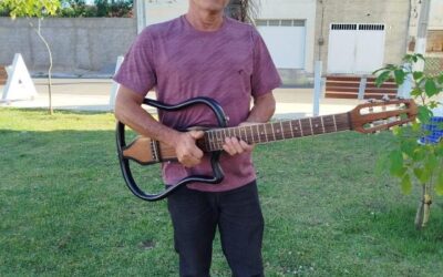 Músico se divide entre compor, gravar e construir instrumentos musicais