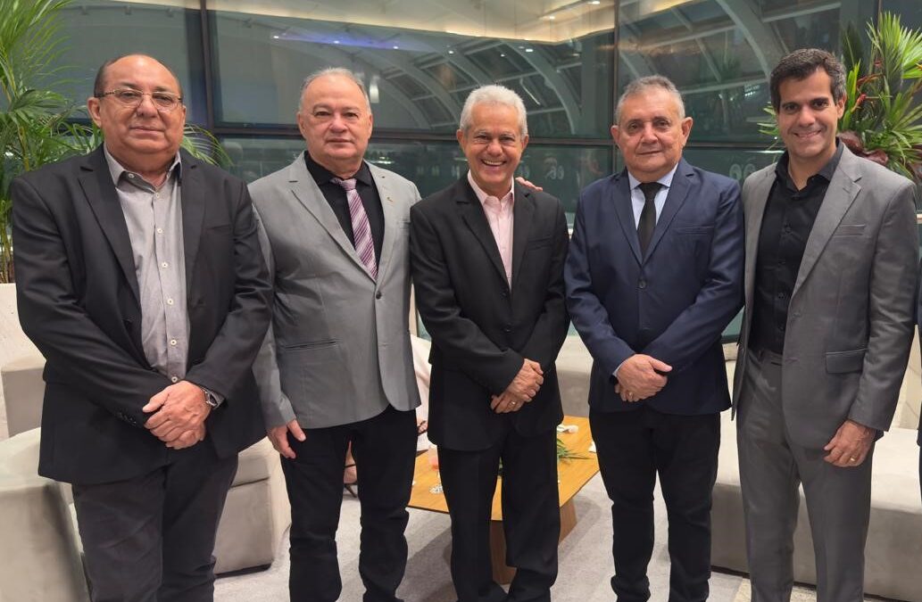 Diretores da CDL de Iguatu participam da solenidade de entrega do Troféu Clóvis Rolim