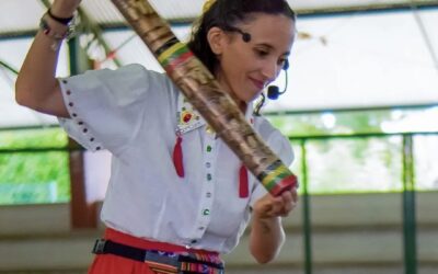 A trajetória artística e cultural da contadora de histórias Carlê Rodrigues que transforma o sertão em palco e narrativa