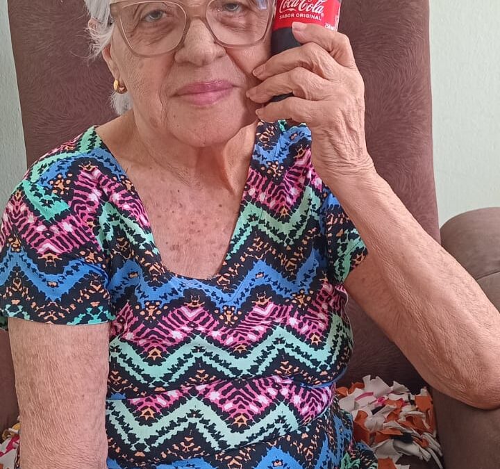 Idosa de 90 anos consome Coca-Cola nas principais refeições do dia