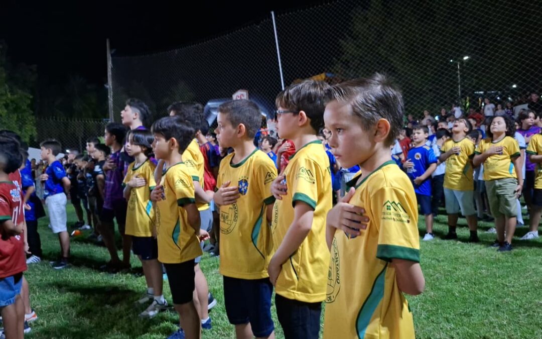 AABB World Cup celebra 14 Anos da Escolinha de Futebol com homenagem a Dé Cajazeiras e álbum de figurinhas exclusivas