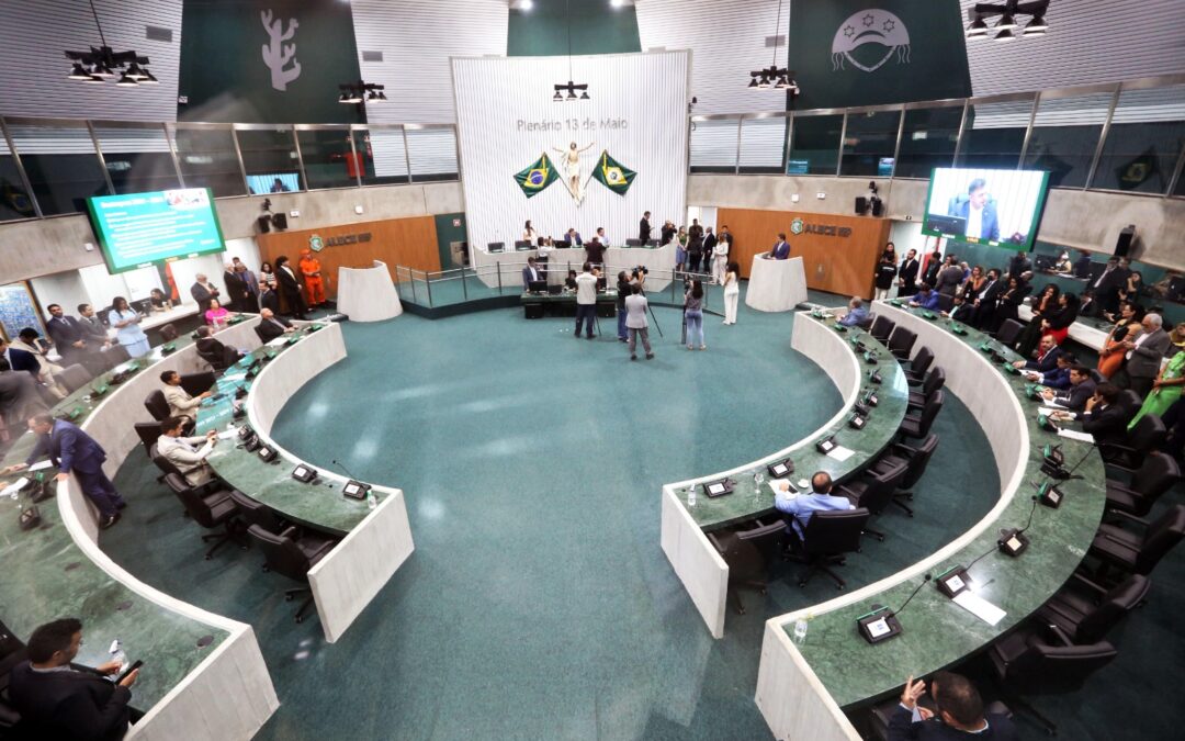 Alece tem renovação acima de 56% a partir de 2027; bancada feminina será destaque