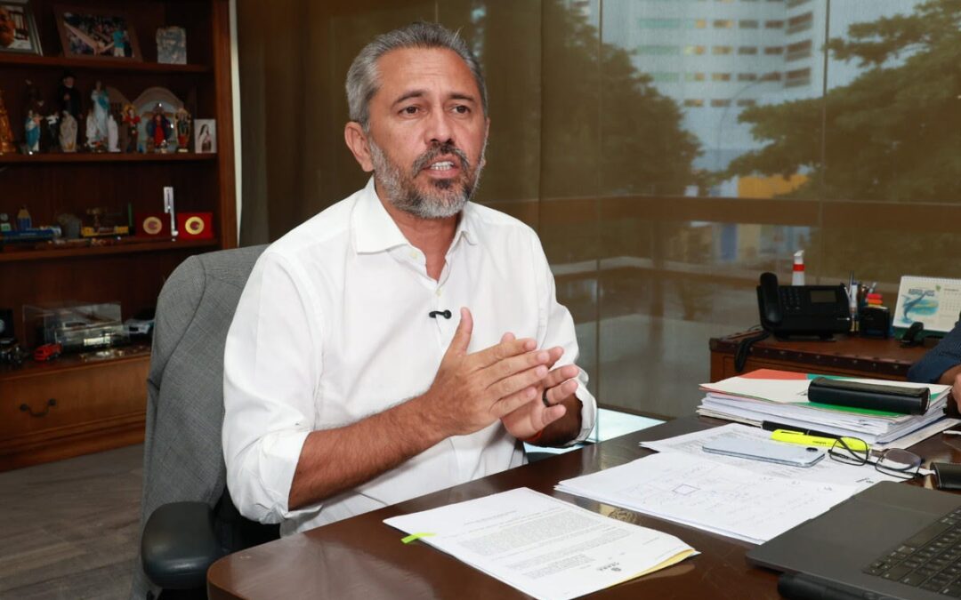 Governador Elmano de Freitas decreta ponto facultativo no próximo dia 30 e antecipa salário de servidores estaduais